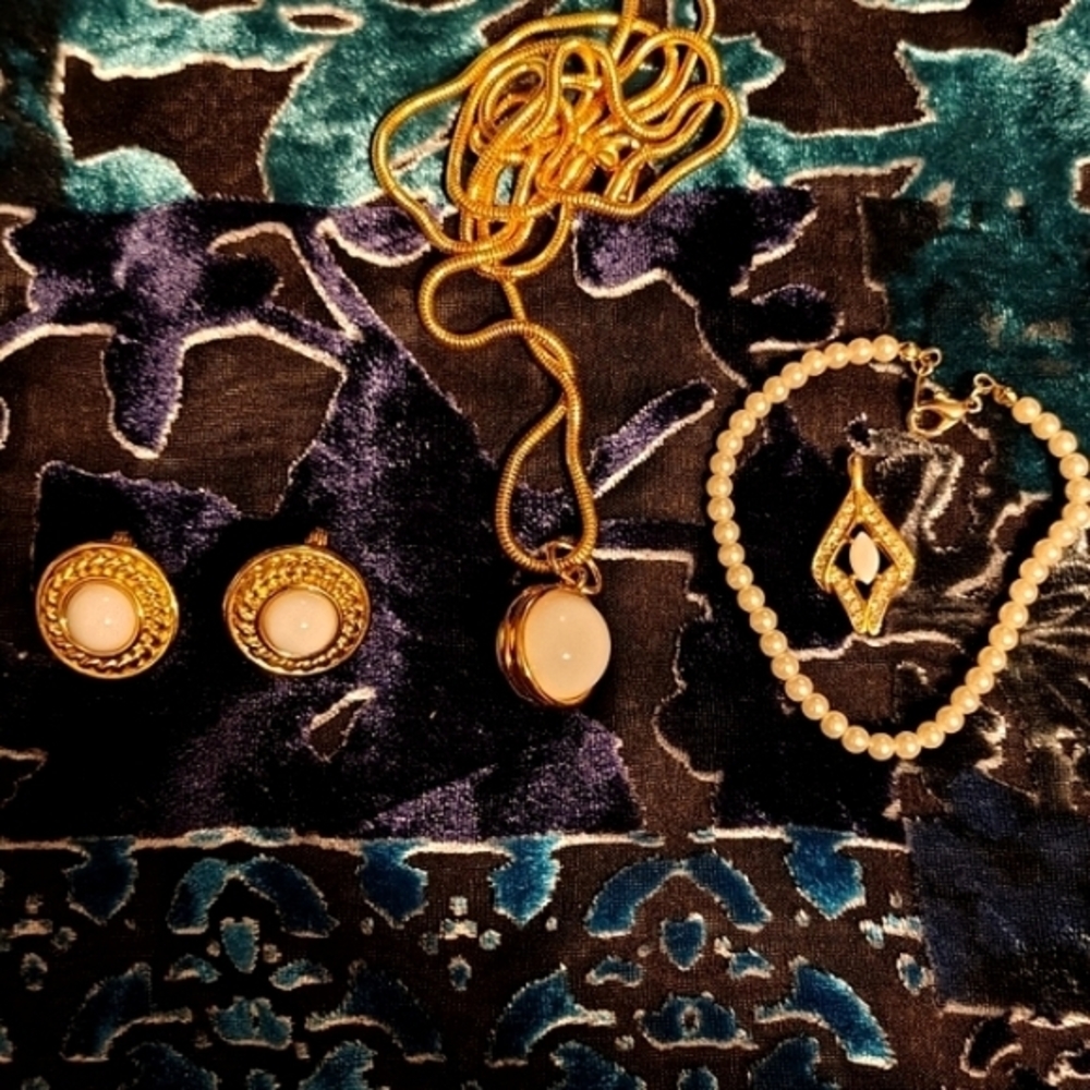 Monet Milk Gold Tone Earrings With Unsigned Sphere Snake Chain Necklace 4 Piece - Picture 3 of 12
